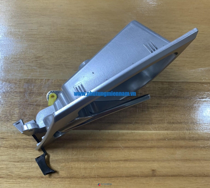 Tay mở cửa trong T5G-L