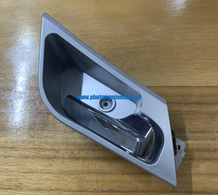 Tay mở cửa trong T5G-R